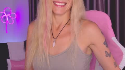 Snapshot of goddess_stars chatting on June 26, 2026, 10:52 am Katarina online show from June 26, 2026, 10:52 am