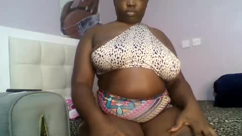 Snapshot of goldencurves_bunny chatting on July 27, 2026, 11:50 am Bella online show from July 27, 2026, 11:50 am