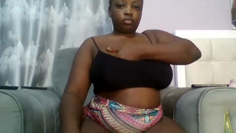 Snapshot of goldencurves_bunny chatting on August 3, 2026, 3:27 am Bella online show from August 3, 2026, 3:27 am