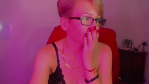 Snapshot of goldengirlrose chatting on September 17, 2025, 6:09 pm goldenrosa online show from September 17, 2025, 6:09 pm