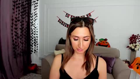 Olivia online show from November 3, 2025, 12:06 pm