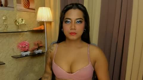 RIANA online show from May 13, 2026, 5:21 pm