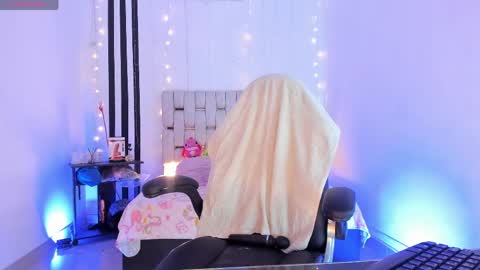 i am Jessi  I love animals and drawing I hope to get along with everyone. XOXO online show from April 25, 2026, 9:12 pm