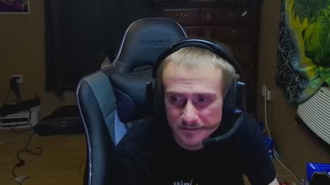 Snapshot of greenlungs8195 chatting on November 20, 2025, 5:12 pm Greenlungs8195 online show from November 20, 2025, 5:12 pm