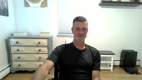gudguy2025 online show from June 4, 2026, 4:24 pm