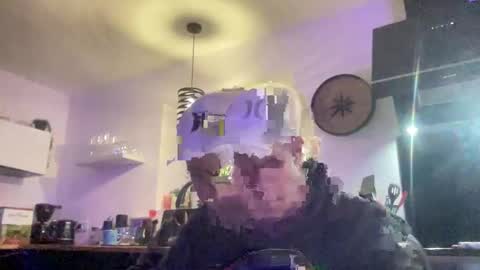 guil0 online show from November 7, 2025, 10:43 pm