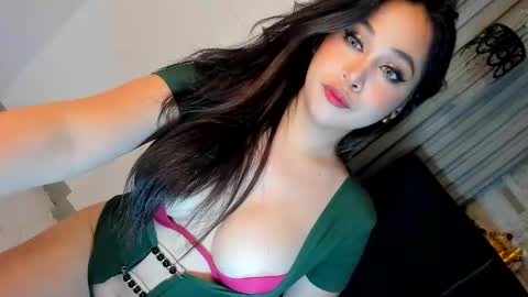 Snapshot of gwynmylove chatting on December 9, 2024, 6:01 am Gwyn online show from December 9, 2024, 6:01 am