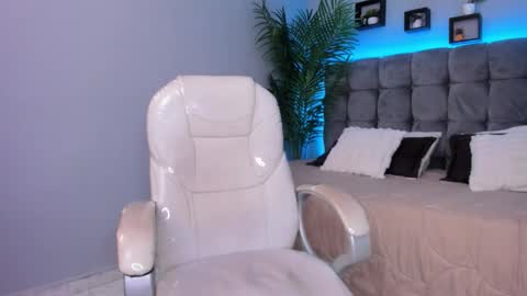 hailey_bieber_ online show from February 13, 2026, 6:37 pm