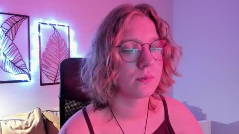 Snapshot of haileyfoxy chatting on November 18, 2025, 8:52 am Hailey online show from November 18, 2025, 8:52 am