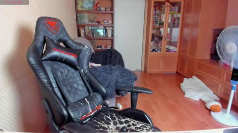 Snapshot of handsome_whale chatting on June 4, 2026, 10:32 am Mila online show from June 4, 2026, 10:32 am