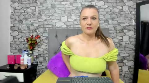 Snapshot of hanna_bell11 chatting on November 26, 2025, 2:01 am Hanna online show from November 26, 2025, 2:01 am