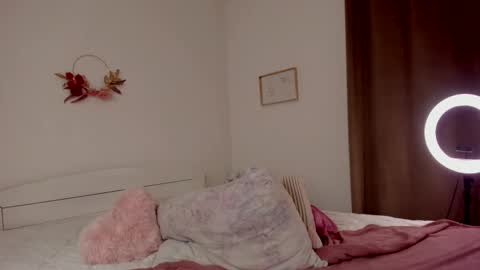 Snapshot of hannacrush chatting on February 15, 2025, 8:22 am HannahIm a simple girl who likes gifts Lovense is activeThere are legends that in this room all your wish can come true online show from February 15, 2025, 8:22 am