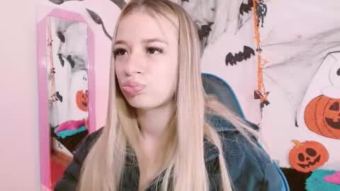 Snapshot of hannah_026 chatting on October 22, 2025, 10:37 am Hannah 027 online show from October 22, 2025, 10:37 am