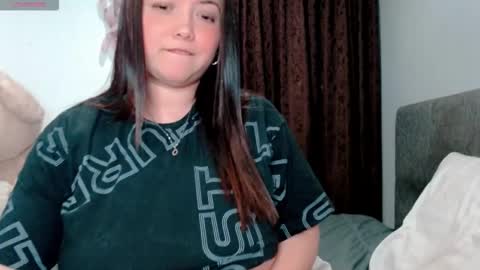 Snapshot of hannah_v chatting on February 16, 2026, 12:18 am hannah_v online show from February 16, 2026, 12:18 am