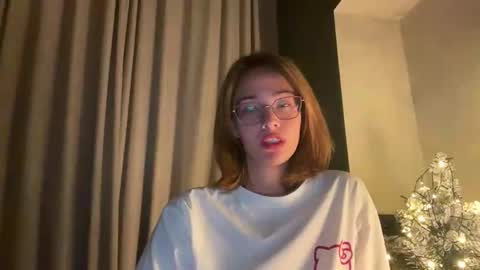 Snapshot of hannahinto chatting on December 15, 2025, 5:12 am hannahinto online show from December 15, 2025, 5:12 am