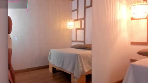 Snapshot of hannahmonttgomery chatting on September 25, 2025, 4:32 pm hannahmonttgomery Help me reach 100 Hands up online show from September 25, 2025, 4:32 pm