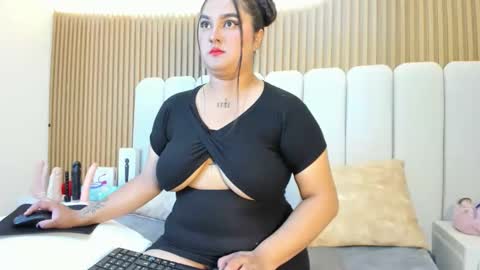 Snapshot of hanny_thomson chatting on June 2, 2026, 4:14 am Hanny online show from June 2, 2026, 4:14 am