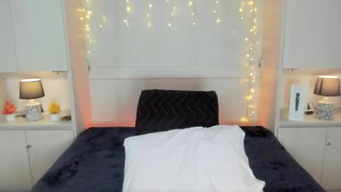 hannyk_ online show from April 24, 2026, 4:15 am