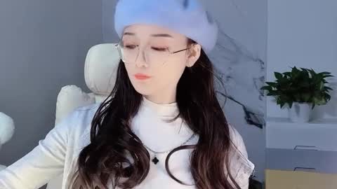 Snapshot of happysweetie168 chatting on December 8, 2024, 6:43 am Daisy online show from December 8, 2024, 6:43 am