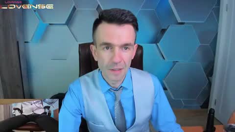 Snapshot of hard_and_juici chatting on May 19, 2026, 10:32 am Steve online show from May 19, 2026, 10:32 am