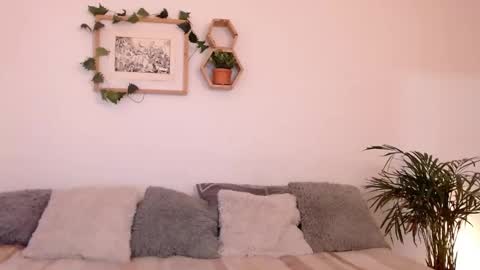 Snapshot of harmonyy01 chatting on December 30, 2024, 1:15 am Harmony Please help me to reach 100 thumbs up online show from December 30, 2024, 1:15 am