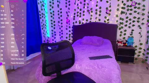 HAZEL LYNN ROSS online show from December 3, 2024, 3:55 pm