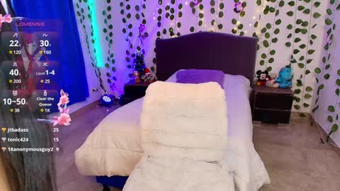 HAZEL LYNN ROSS online show from December 9, 2024, 5:19 pm