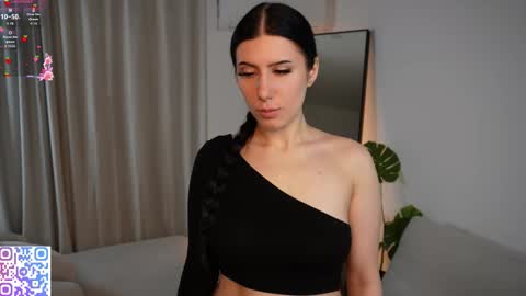 hazelhayees online show from March 8, 2026, 4:33 pm