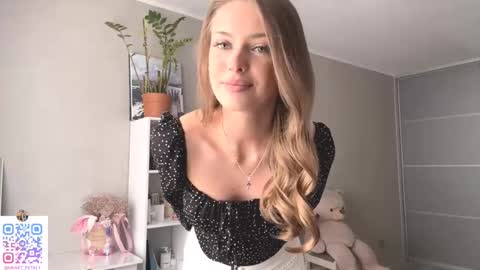 Snapshot of heart_petal chatting on October 9, 2025, 9:40 am Mona online show from October 9, 2025, 9:40 am