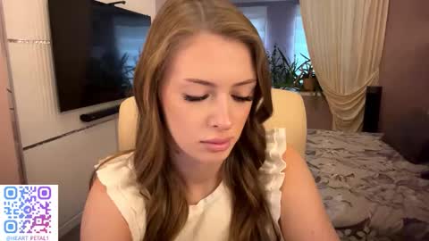 Snapshot of heart_petal chatting on November 8, 2025, 9:20 am Mona online show from November 8, 2025, 9:20 am