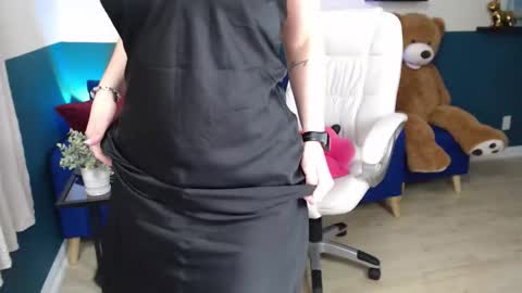 Snapshot of hebelongs2her chatting on November 6, 2025, 8:43 pm hebelongs2her online show from November 6, 2025, 8:43 pm