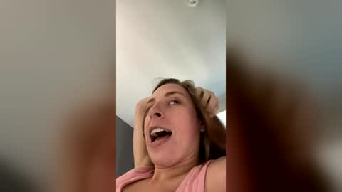 heidi_is_here_72 online show from June 19, 2026, 10:02 pm
