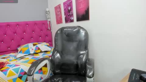 Snapshot of helen_russoo chatting on November 9, 2025, 6:28 pm Helen online show from November 9, 2025, 6:28 pm