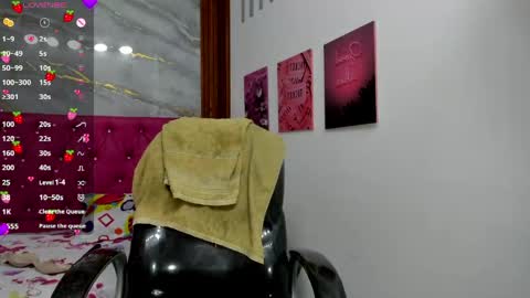 Snapshot of helen_russoo chatting on April 15, 2026, 7:10 pm Helen online show from April 15, 2026, 7:10 pm