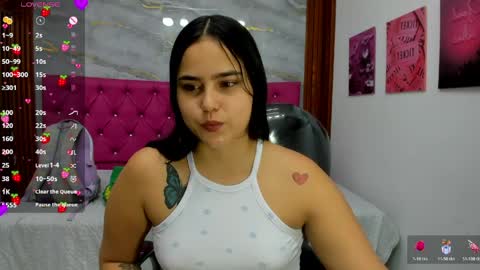 Snapshot of helen_russoo chatting on April 22, 2026, 11:17 pm Helen online show from April 22, 2026, 11:17 pm