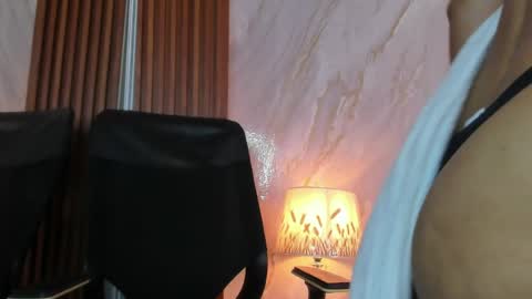 Helena Santos  online show from April 22, 2026, 4:30 pm