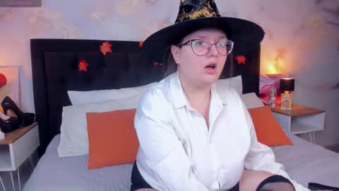 Snapshot of helendanvers chatting on October 29, 2025, 10:06 am helendanvers online show from October 29, 2025, 10:06 am