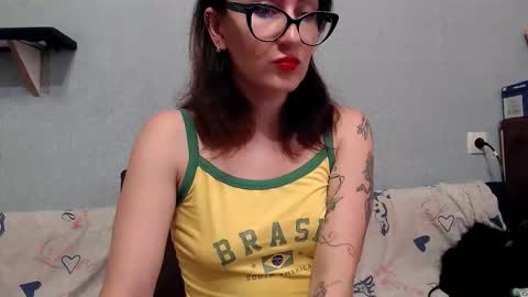 Snapshot of helenred chatting on November 1, 2025, 9:22 am HelenRed online show from November 1, 2025, 9:22 am