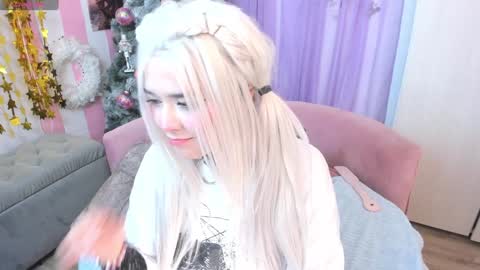 Snapshot of hell_fairy chatting on December 5, 2024, 6:32 am Laura online show from December 5, 2024, 6:32 am