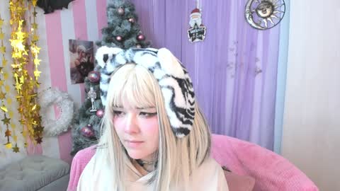 Snapshot of hell_fairy chatting on December 11, 2024, 5:10 am Laura online show from December 11, 2024, 5:10 am