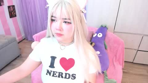 Snapshot of hell_fairy chatting on October 4, 2025, 5:27 am Laura online show from October 4, 2025, 5:27 am