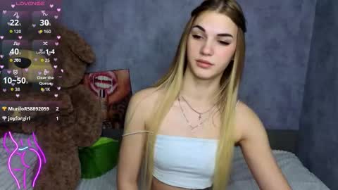 Snapshot of hellen__moore chatting on October 28, 2025, 12:47 am GTM3Mon Tue Wed Thu Fri San 0400 am-1030pm online show from October 28, 2025, 12:47 am