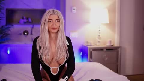 hellenroyy online show from November 5, 2025, 4:23 am