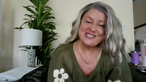Snapshot of helloimhunny chatting on June 25, 2026, 8:46 pm Hunnys Hive online show from June 25, 2026, 8:46 pm