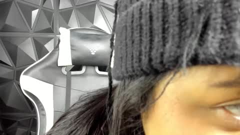 Snapshot of heluehorny13 chatting on February 23, 2025, 3:35 am heluehorny13 online show from February 23, 2025, 3:35 am