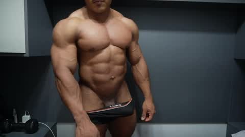 Snapshot of henrimusclee chatting on April 7, 2026, 11:04 pm Henri online show from April 7, 2026, 11:04 pm