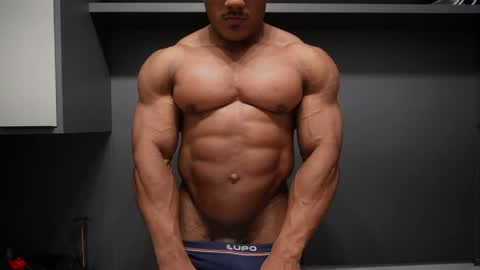 Snapshot of henrimusclee chatting on April 10, 2026, 9:52 pm Henri online show from April 10, 2026, 9:52 pm