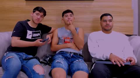 heteros men online show from December 16, 2025, 2:11 pm