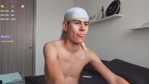 Snapshot of hey_cesard chatting on February 8, 2025, 2:05 pm hey_cesard online show from February 8, 2025, 2:05 pm