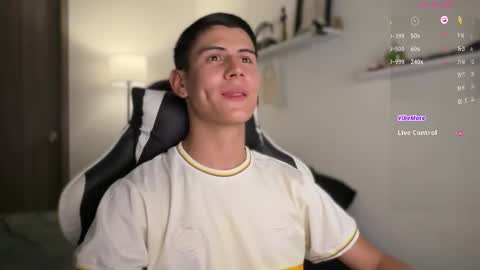 Snapshot of hey_cesard chatting on October 16, 2025, 11:17 pm hey_cesard online show from October 16, 2025, 11:17 pm